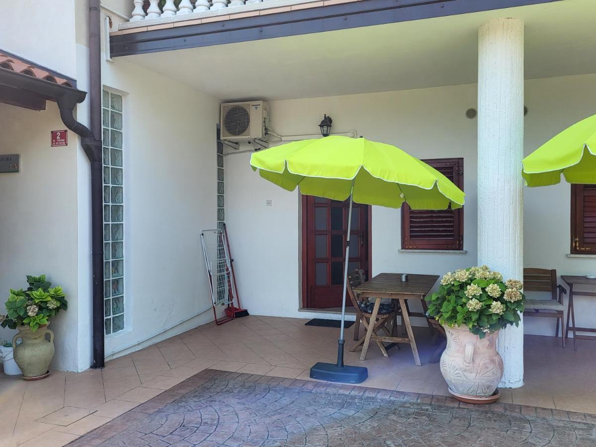 Apartmaji Tim Izola Bagian luar foto